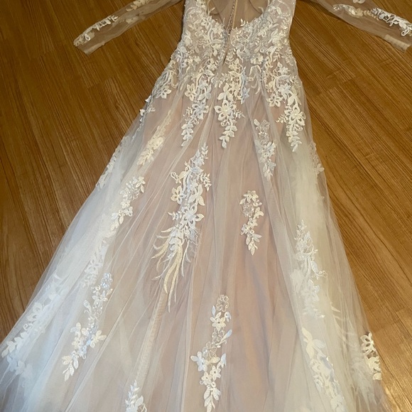 Elegant Lace Wedding Dress - Picture 4 of 9